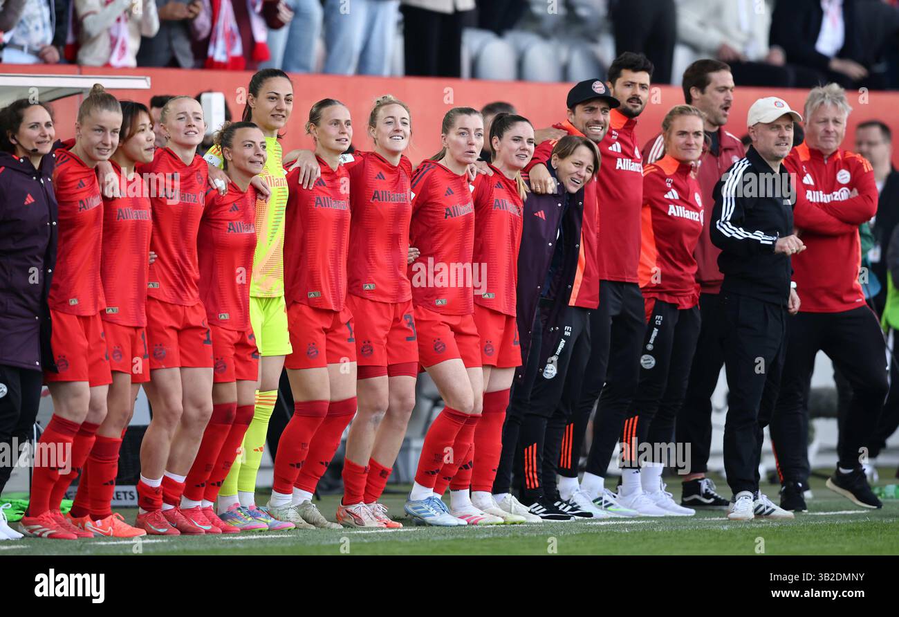 Feiern Die deutsche Meisterschaft Lea Schueller di FC Bayern Muenchen Maria Luisa Grohs di FC Bayern und Bianca Rech Muenchen Klara Buehl di FC Bayern Muenchen Alexander Straus allenatore di FC Bayern Muenchen FC Bayern MŸnchen - SC Freiburg 3:1 FC Bayern MŸnchen deutscher Fussball Meister 2024 2025 Fussball Frauen Google Pixel Bundesliga Aldesliga 2024 / Saidern Germania 2025 Foto Stock