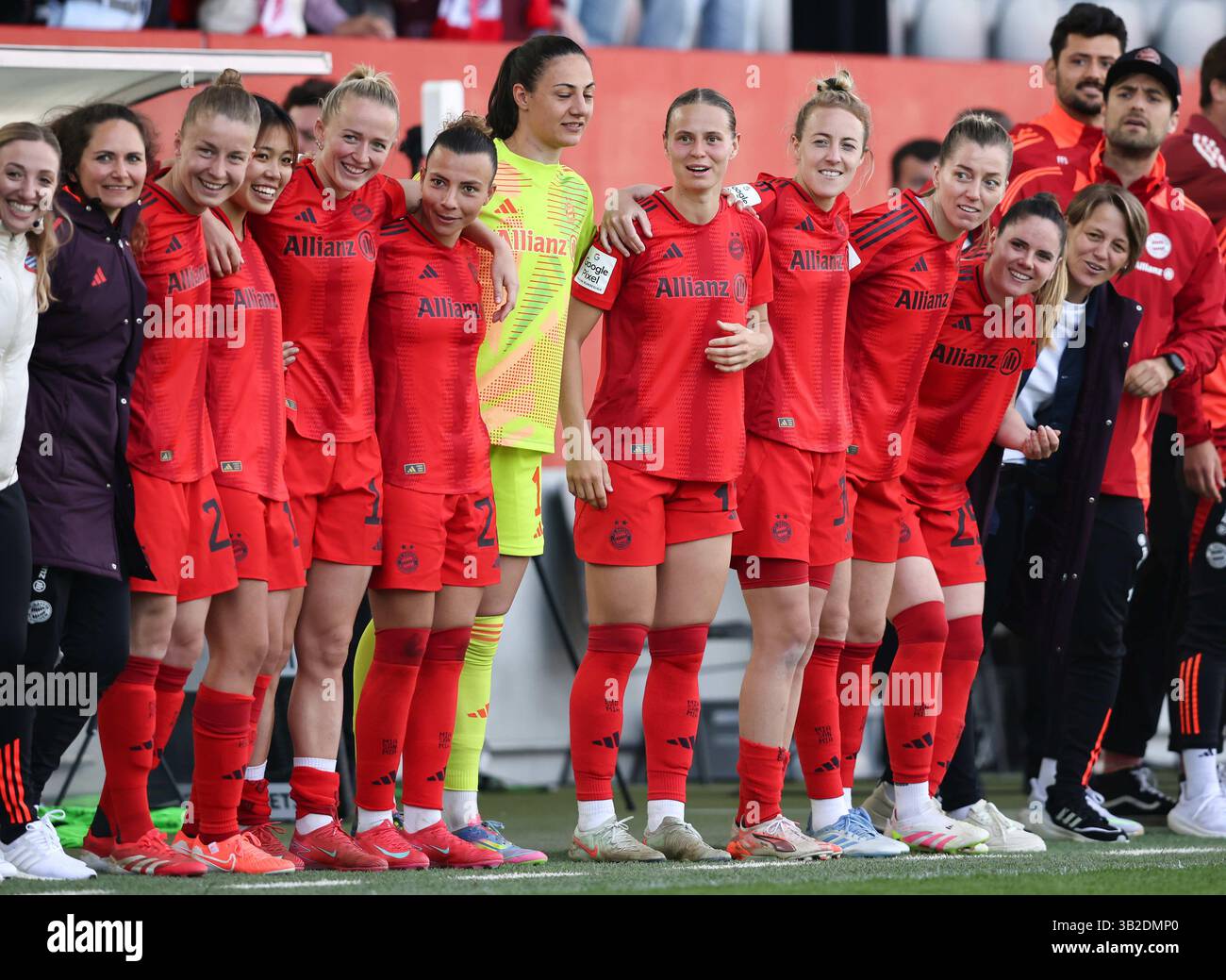 Feiern Die deutsche Meisterschaft Lea Schueller del Bayern Muenchen Maria Luisa Grohs del Bayern und Bianca Rech Muenchen Klara Buehl del Bayern Muenchen FC Bayern MŸnchen - SC Freiburg 3:1 FC Bayern MŸnchen deutscher Fussball Meister 2024 2025 Fussball Frauen Google Pixel Bundesliga Saison 2024 / 2025 Campionato tedesco FC Bayern Mubilen Mussball Alderwelt Foto Stock