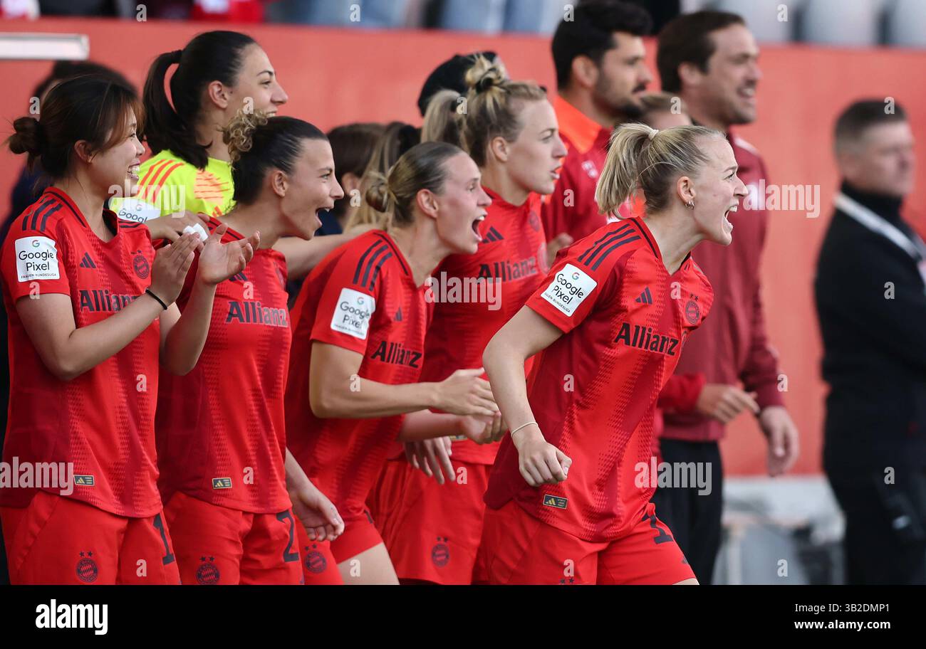 Feiern Die deutsche Meisterschaft Lea Schueller del Bayern Muenchen Klara Buehl del Bayern Muenchen FC Bayern MŸnchen - SC Freiburg 3:1 FC Bayern MŸnchen deutscher Fussball Meister 2024 2025 Fussball Frauen Google Pixel Bundesliga Saison 2024 / 2025 Campionato tedesco FC Bayern Muenchen donne © diebilderwelt / Alamy Stock Foto Stock