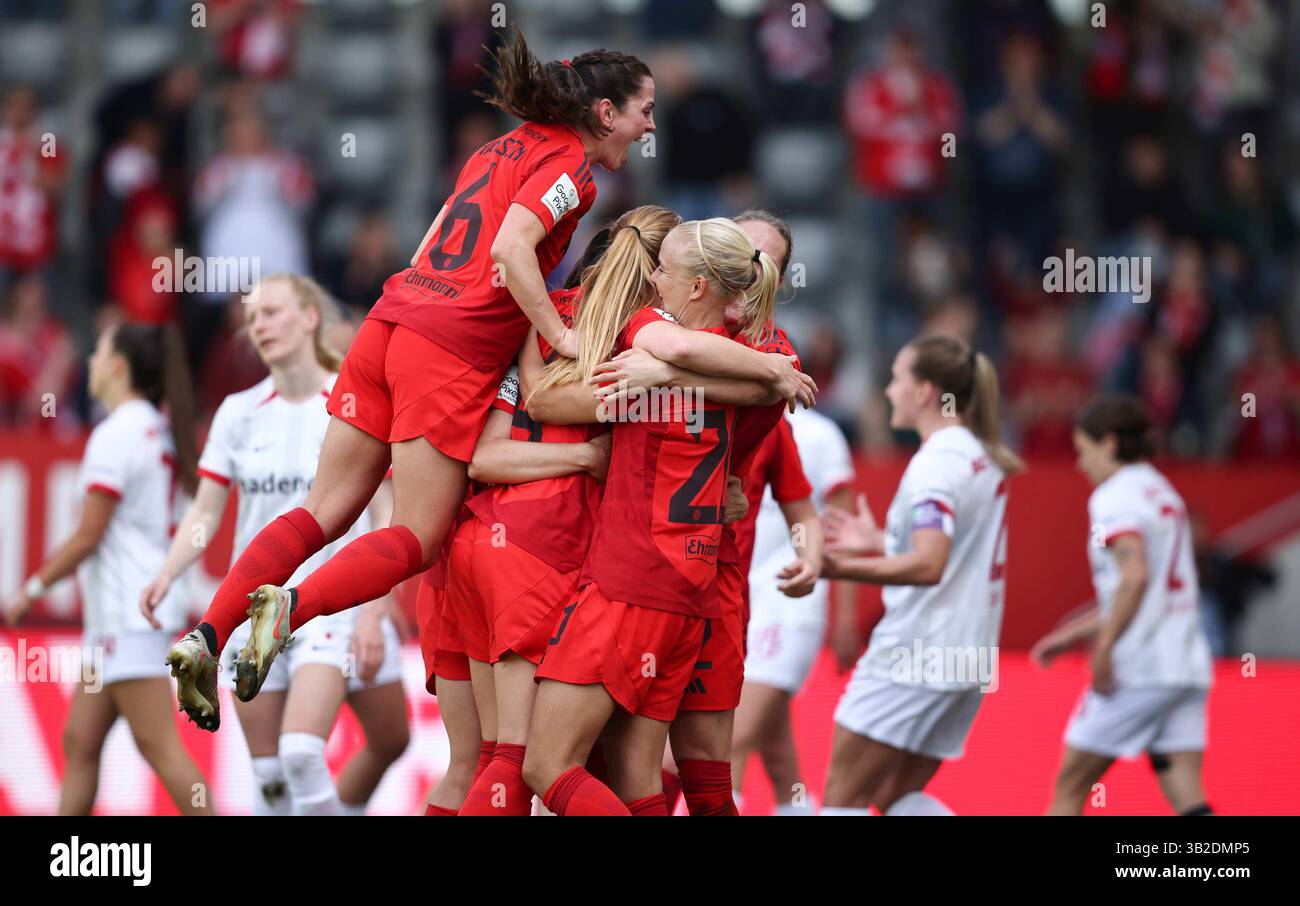 Glodis Perla Viggosdottir del Bayern Muenchen jubelt Ÿber ihr Tor zum 3:1 Tuva Hansen del Bayern Muenchen FC Bayern MŸnchen - SC Freiburg 3:1 FC Bayern MŸnchen deutscher Fussball Meister 2024 2025 Fussball Frauen Google Pixel Bundesliga Saison 2024 / 2025 Campionato tedesco FC Bayern Muenchen donne © diederwelt / Alamy Stock Foto Stock