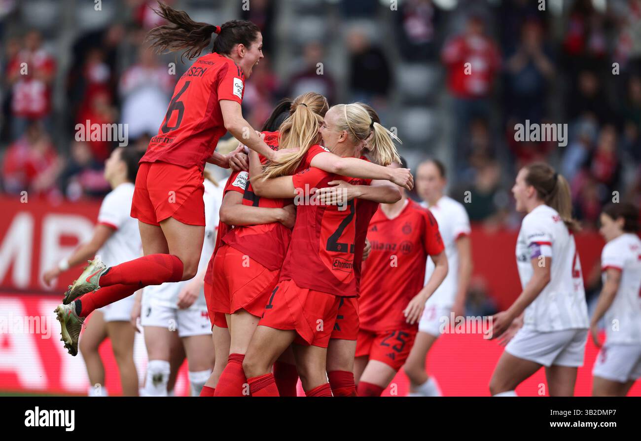 Glodis Perla Viggosdottir del Bayern Muenchen jubelt Ÿber ihr Tor zum 3:1 Tuva Hansen del Bayern Muenchen FC Bayern MŸnchen - SC Freiburg 3:1 FC Bayern MŸnchen deutscher Fussball Meister 2024 2025 Fussball Frauen Google Pixel Bundesliga Saison 2024 / 2025 Campionato tedesco FC Bayern Muenchen donne © diederwelt / Alamy Stock Foto Stock