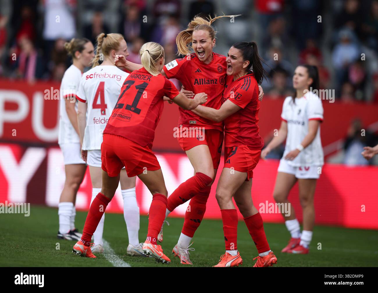 Glodis Perla Viggosdottir del Bayern Muenchen jubelt Ÿber ihr Tor zum 3:1 Jovana Damnjanovic del Bayern Muenchen Lea Schueller del Bayern Muenchen FC Bayern MŸnchen - SC Freiburg 3:1 FC Bayern MŸnchen deutscher Fussball Meister 2024 2025 Fussball Frauen Google Pixel Bundesliga Bundesliga Saison 2024 / 2025 Foto Stock