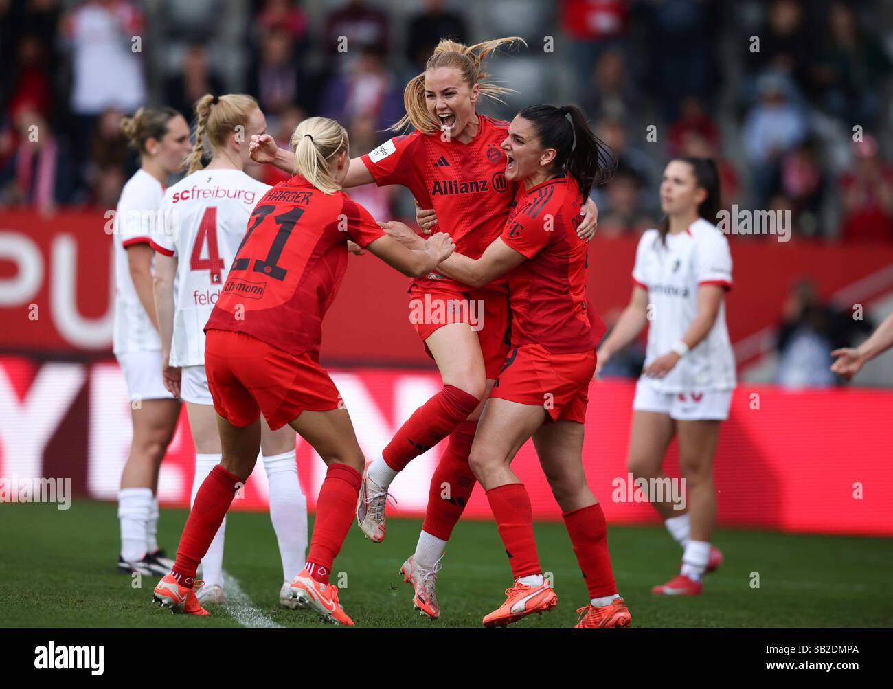 Glodis Perla Viggosdottir del Bayern Muenchen jubelt Ÿber ihr Tor zum 3:1 Jovana Damnjanovic del Bayern Muenchen Lea Schueller del Bayern Muenchen FC Bayern MŸnchen - SC Freiburg 3:1 FC Bayern MŸnchen deutscher Fussball Meister 2024 2025 Fussball Frauen Google Pixel Bundesliga Bundesliga Saison 2024 / 2025 Foto Stock
