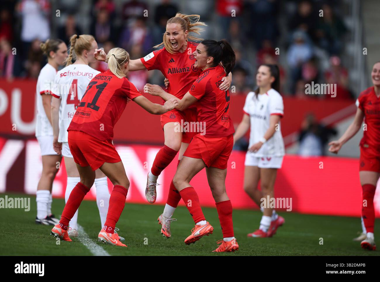 Glodis Perla Viggosdottir del Bayern Muenchen jubelt Ÿber ihr Tor zum 3:1 Jovana Damnjanovic del Bayern Muenchen Lea Schueller del Bayern Muenchen FC Bayern MŸnchen - SC Freiburg 3:1 FC Bayern MŸnchen deutscher Fussball Meister 2024 2025 Fussball Frauen Google Pixel Bundesliga Bundesliga Saison 2024 / 2025 Foto Stock