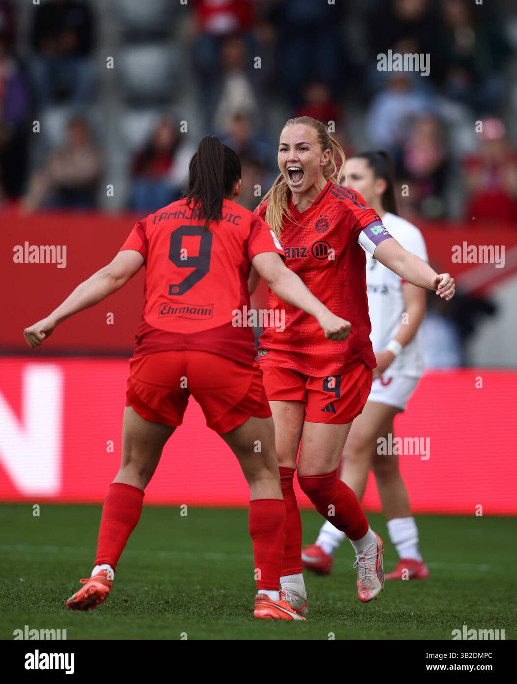 Glodis Perla Viggosdottir del Bayern Muenchen jubelt Ÿber ihr Tor zum 3:1 FC Bayern MŸnchen - SC Freiburg 3:1 FC Bayern MŸnchen deutscher Fussball Meister 2024 2025 Fussball Frauen Google Pixel Bundesliga Saison 2024 / 2025 Campionato tedesco FC Bayern Muenchen Women © diebilderwelt / Alamy Stock Foto Stock
