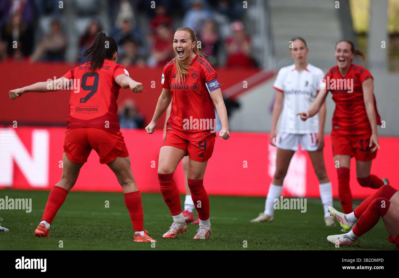 Glodis Perla Viggosdottir del Bayern Muenchen jubelt Ÿber ihr Tor zum 3:1 FC Bayern MŸnchen - SC Freiburg 3:1 FC Bayern MŸnchen deutscher Fussball Meister 2024 2025 Fussball Frauen Google Pixel Bundesliga Saison 2024 / 2025 Campionato tedesco FC Bayern Muenchen Women © diebilderwelt / Alamy Stock Foto Stock