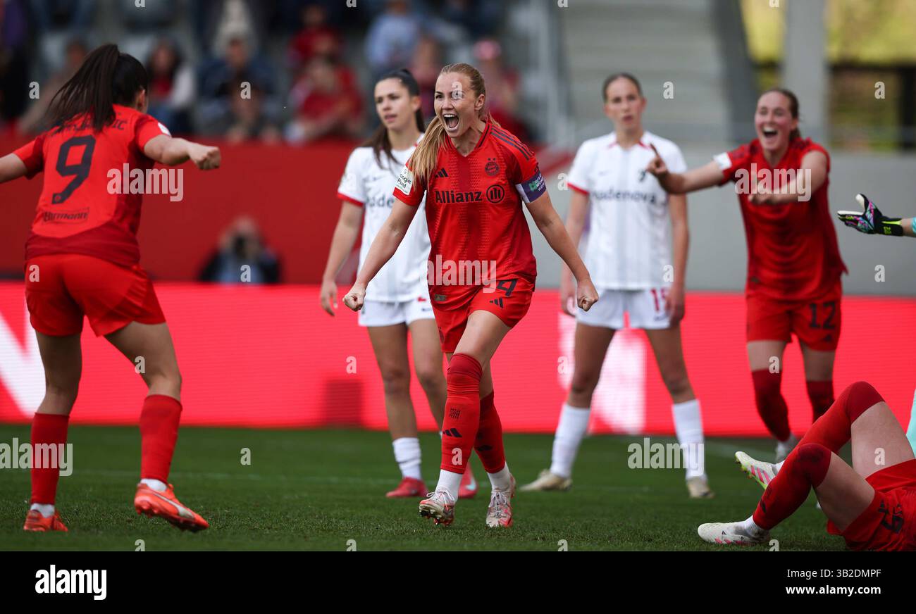 Glodis Perla Viggosdottir del Bayern Muenchen jubelt Ÿber ihr Tor zum 3:1 FC Bayern MŸnchen - SC Freiburg 3:1 FC Bayern MŸnchen deutscher Fussball Meister 2024 2025 Fussball Frauen Google Pixel Bundesliga Saison 2024 / 2025 Campionato tedesco FC Bayern Muenchen Women © diebilderwelt / Alamy Stock Foto Stock