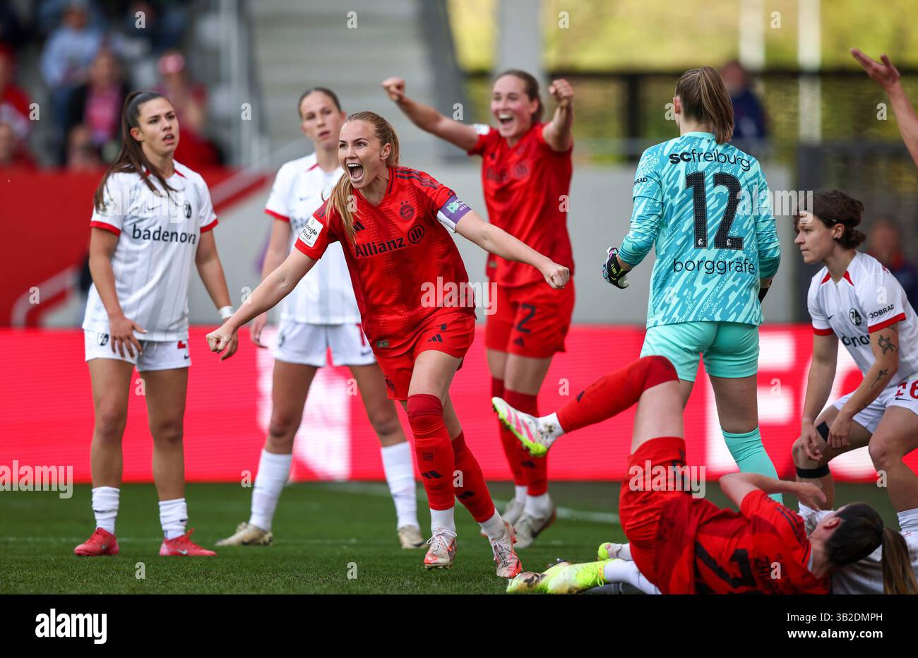 Glodis Perla Viggosdottir del Bayern Muenchen jubelt Ÿber ihr Tor zum 3:1 FC Bayern MŸnchen - SC Freiburg 3:1 FC Bayern MŸnchen deutscher Fussball Meister 2024 2025 Fussball Frauen Google Pixel Bundesliga Saison 2024 / 2025 Campionato tedesco FC Bayern Muenchen Women © diebilderwelt / Alamy Stock Foto Stock