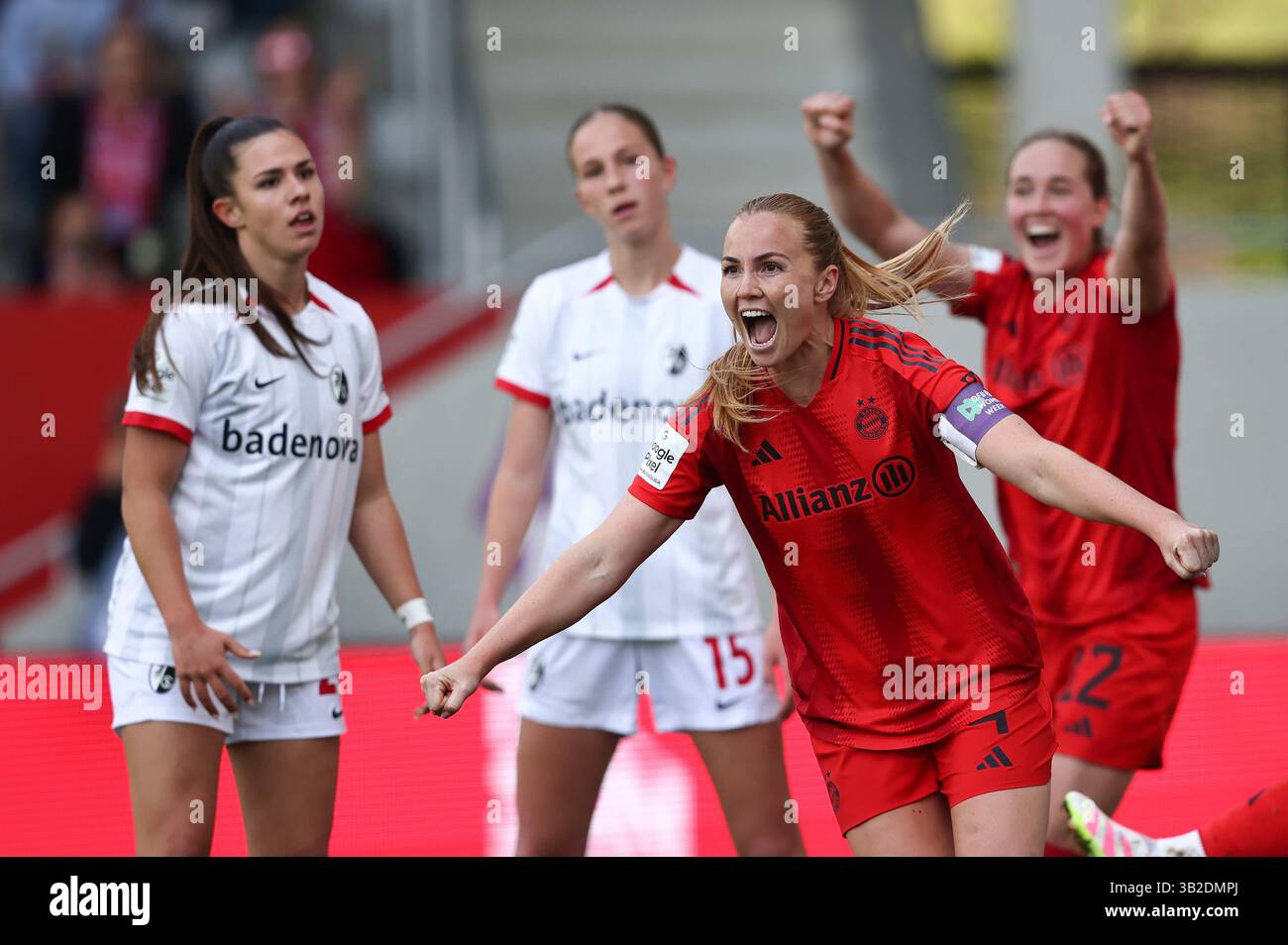 Glodis Perla Viggosdottir del Bayern Muenchen jubelt Ÿber ihr Tor zum 3:1 FC Bayern MŸnchen - SC Freiburg 3:1 FC Bayern MŸnchen deutscher Fussball Meister 2024 2025 Fussball Frauen Google Pixel Bundesliga Saison 2024 / 2025 Campionato tedesco FC Bayern Muenchen Women © diebilderwelt / Alamy Stock Foto Stock