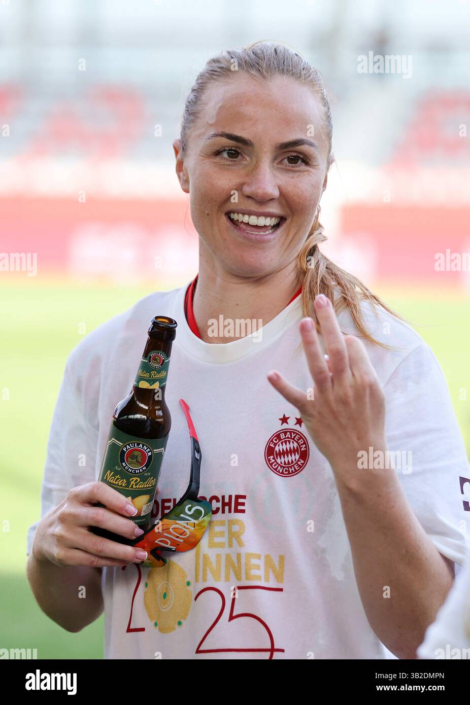 Feiern Die deutsche Meisterschaft mit Paulaner Bier Glodis Perla Viggosdottir del Bayern Muenchen FC Bayern MŸnchen - SC Freiburg 3:1 FC Bayern MŸnchen deutscher Fussball Meister 2024 2025 Fussball Frauen Google Pixel Bundesliga Saison 2024 / 2025 Campionato tedesco FC Bayern Muenchen Women © diebilderwelt / Alamy Stock Foto Stock
