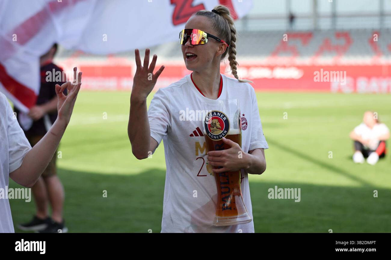 Feiern die deutsche Meisterschaft mit Paulaner Bier Giulia Gwinn del Bayern Muenchen FC Bayern MŸnchen - SC Freiburg 3:1 FC Bayern MŸnchen deutscher Fussball Meister 2024 2025 Fussball Frauen Google Pixel Bundesliga Saison 2024 / 2025 Campionato tedesco FC Bayern Muenchen Women © diebilderwelt / Alamy Stock Foto Stock