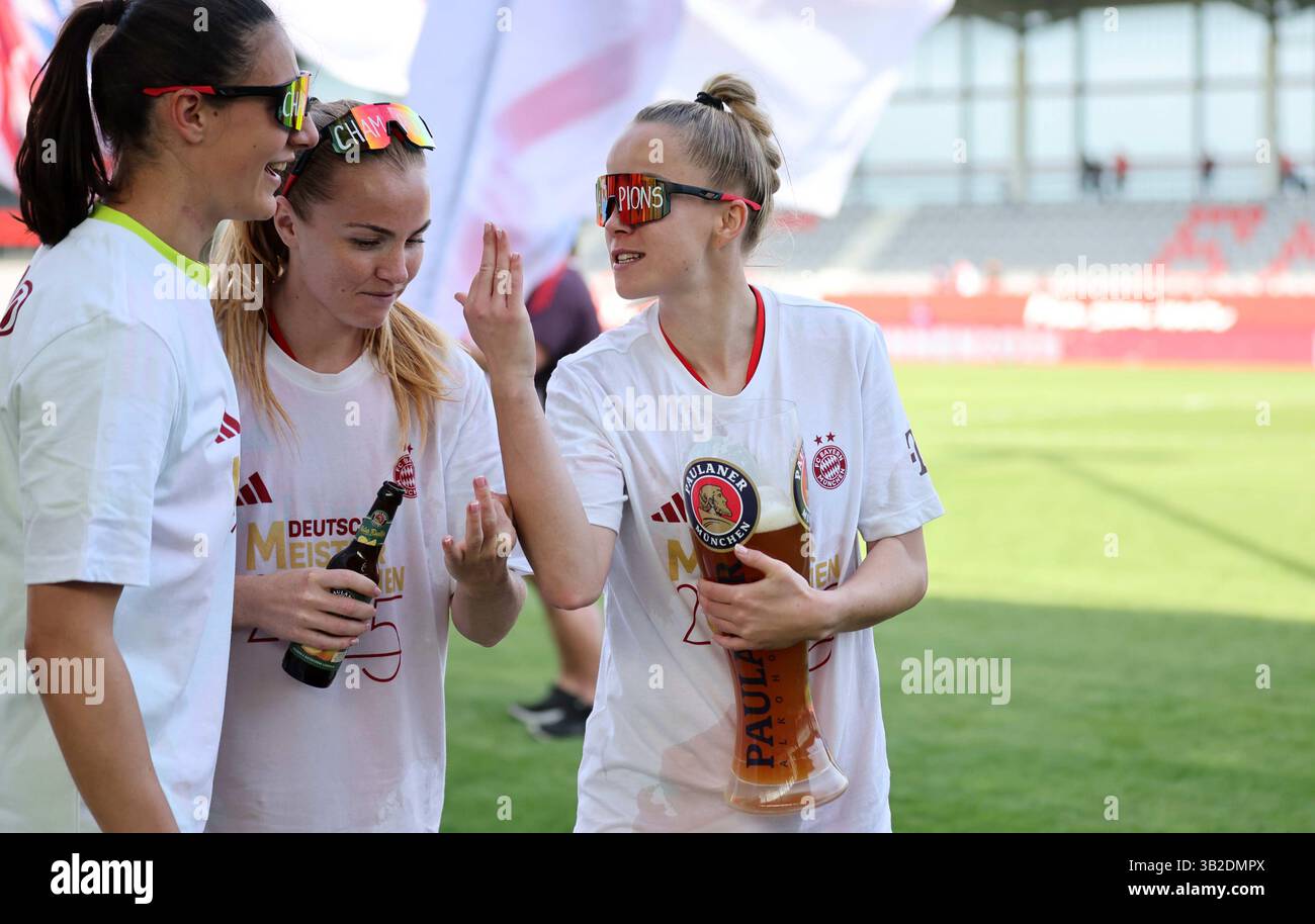 Feiern die deutsche Meisterschaft mit Paulaner Bier Giulia Gwinn del Bayern Muenchen FC Bayern MŸnchen - SC Freiburg 3:1 FC Bayern MŸnchen deutscher Fussball Meister 2024 2025 Fussball Frauen Google Pixel Bundesliga Saison 2024 / 2025 Campionato tedesco FC Bayern Muenchen Women © diebilderwelt / Alamy Stock Foto Stock