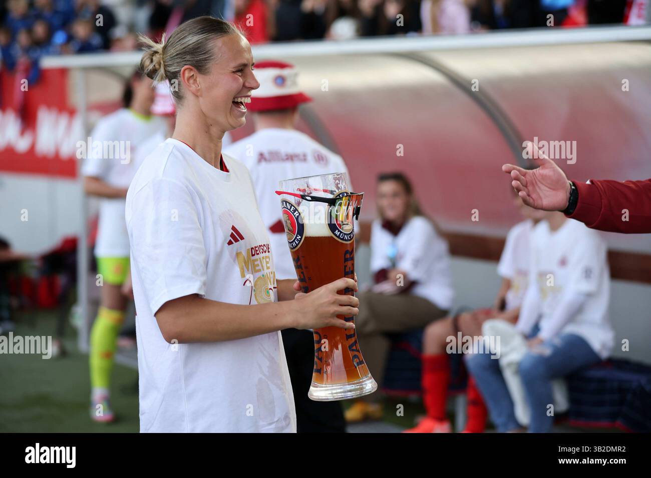 Feiern die deutsche Meisterschaft mit Paulaner Bier Klara Buehl di FC Bayern Muenchen FC Bayern MŸnchen - SC Freiburg 3:1 FC Bayern MŸnchen deutscher Fussball Meister 2024 2025 Fussball Frauen Google Pixel Bundesliga Saison 2024 / 2025 Campionato tedesco FC Bayern Muenchen Women © diebilderwelt / Alamy Stock Foto Stock