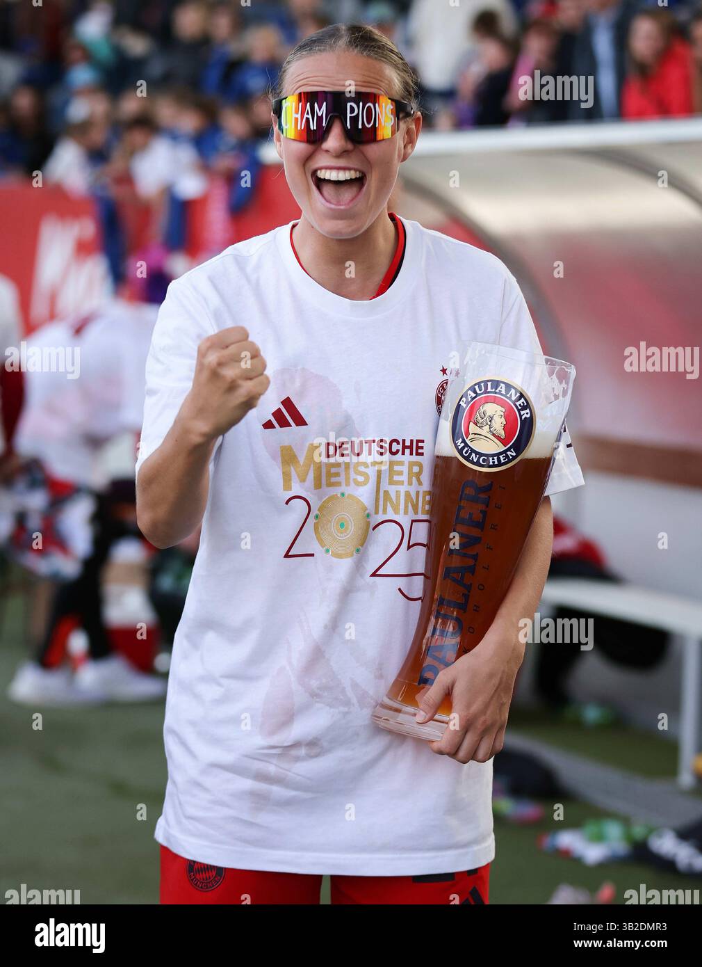 Feiern die deutsche Meisterschaft mit Paulaner Bier Klara Buehl di FC Bayern Muenchen FC Bayern MŸnchen - SC Freiburg 3:1 FC Bayern MŸnchen deutscher Fussball Meister 2024 2025 Fussball Frauen Google Pixel Bundesliga Saison 2024 / 2025 Campionato tedesco FC Bayern Muenchen Women © diebilderwelt / Alamy Stock Foto Stock