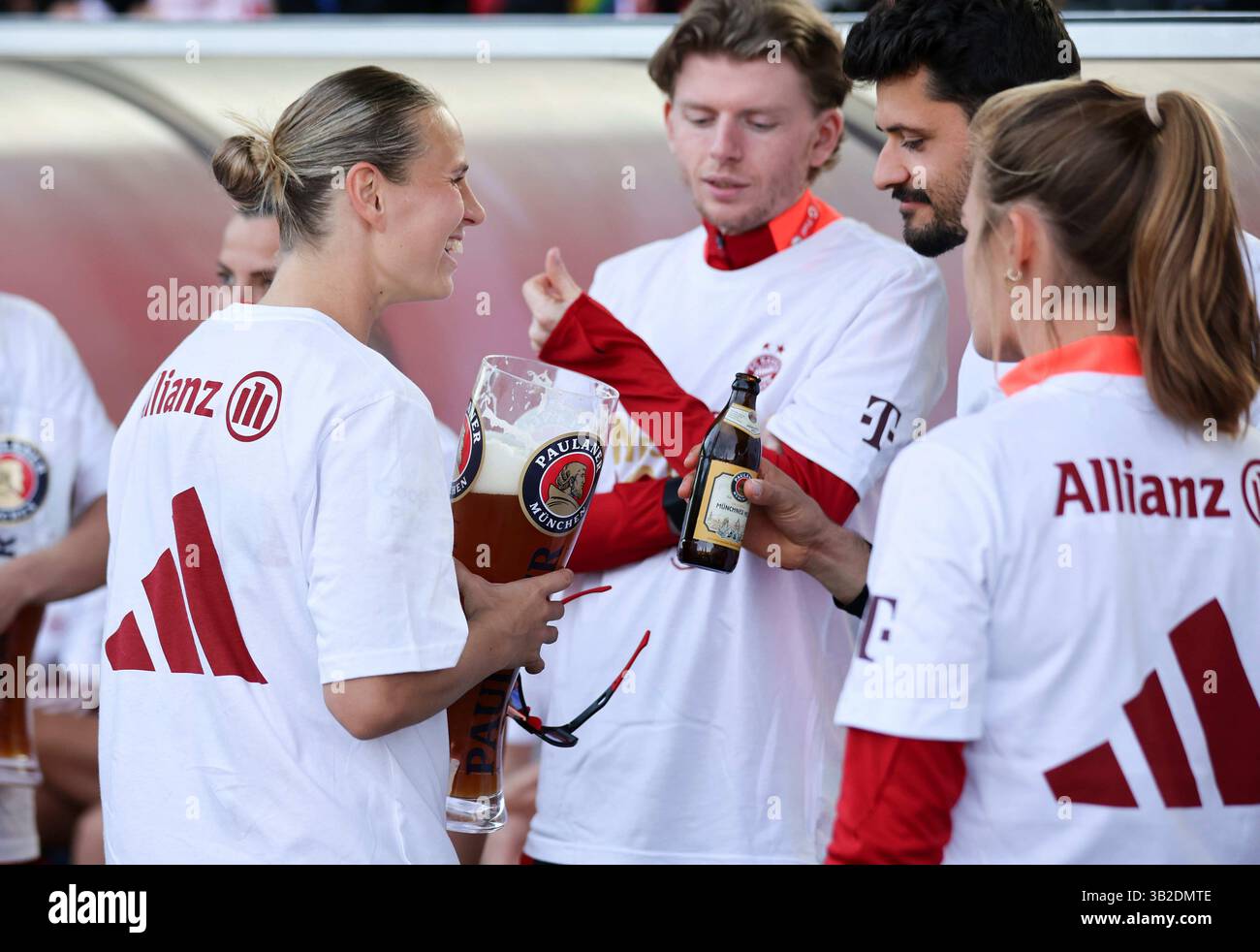 Feiern die deutsche Meisterschaft mit Paulaner Bier Klara Buehl di FC Bayern Muenchen FC Bayern MŸnchen - SC Freiburg 3:1 FC Bayern MŸnchen deutscher Fussball Meister 2024 2025 Fussball Frauen Google Pixel Bundesliga Saison 2024 / 2025 Campionato tedesco FC Bayern Muenchen Women © diebilderwelt / Alamy Stock Foto Stock