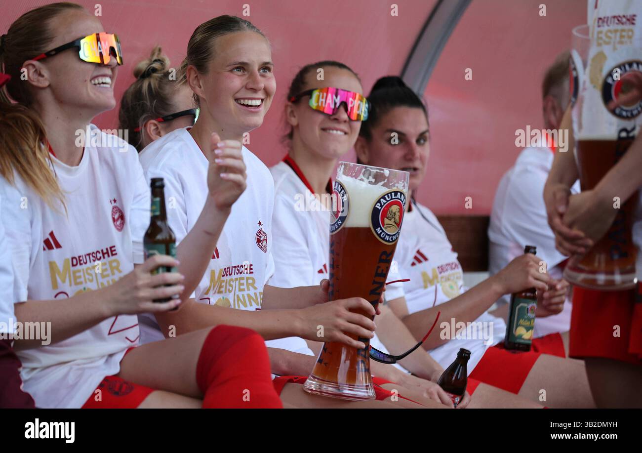 Feiern die deutsche Meisterschaft mit Paulaner Bier Klara Buehl di FC Bayern Muenchen FC Bayern MŸnchen - SC Freiburg 3:1 FC Bayern MŸnchen deutscher Fussball Meister 2024 2025 Fussball Frauen Google Pixel Bundesliga Saison 2024 / 2025 Campionato tedesco FC Bayern Muenchen Women © diebilderwelt / Alamy Stock Foto Stock