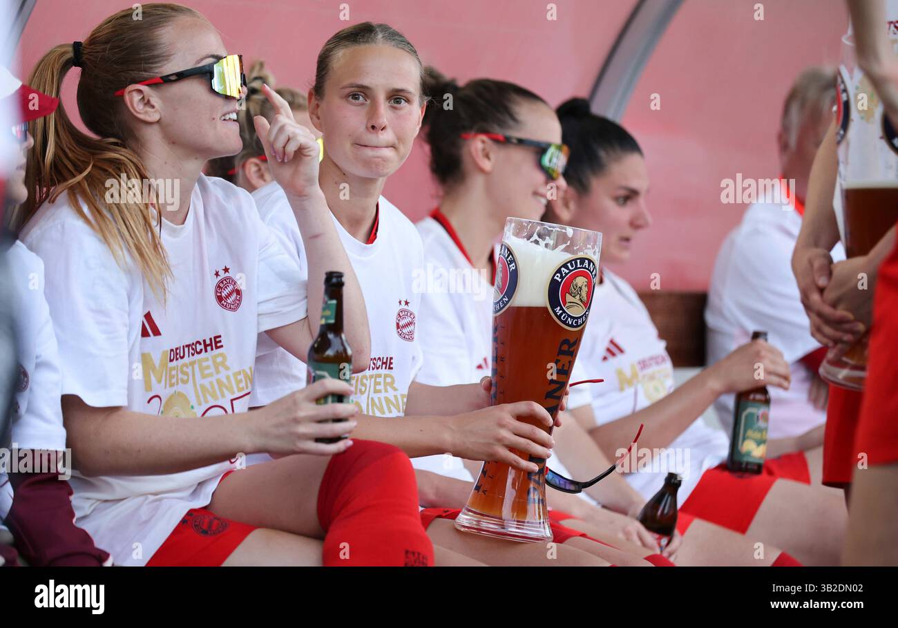 Feiern die deutsche Meisterschaft mit Paulaner Bier Klara Buehl di FC Bayern Muenchen FC Bayern MŸnchen - SC Freiburg 3:1 FC Bayern MŸnchen deutscher Fussball Meister 2024 2025 Fussball Frauen Google Pixel Bundesliga Saison 2024 / 2025 Campionato tedesco FC Bayern Muenchen Women © diebilderwelt / Alamy Stock Foto Stock