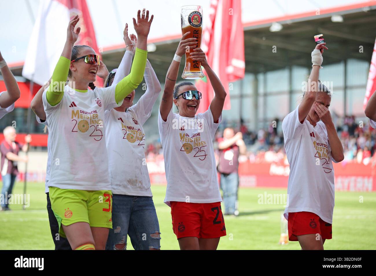 Feiern die deutsche Meisterschaft mit Paulaner Bier Arianna Caruso del Bayern Muenchen FC Bayern MŸnchen - SC Freiburg 3:1 FC Bayern MŸnchen deutscher Fussball Meister 2024 2025 Fussball Frauen Google Pixel Bundesliga Saison 2024 / 2025 Campionato tedesco FC Bayern Muenchen Women © diebilderwelt / Alamy Stock Foto Stock