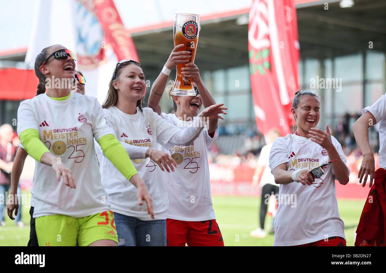 Feiern die deutsche Meisterschaft mit Paulaner Bier Arianna Caruso del Bayern Muenchen FC Bayern MŸnchen - SC Freiburg 3:1 FC Bayern MŸnchen deutscher Fussball Meister 2024 2025 Fussball Frauen Google Pixel Bundesliga Saison 2024 / 2025 Campionato tedesco FC Bayern Muenchen Women © diebilderwelt / Alamy Stock Foto Stock