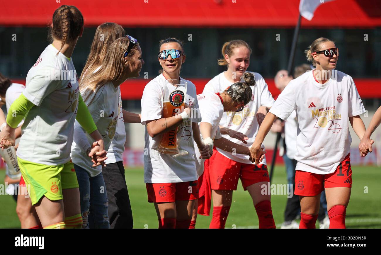 FC Bayern Frauen feiern mit Paulaner Bier Julia Zigiotti Olme di FC Bayern Muenchen unf Arianna Caruso di FC Bayern Muenchen Klara Buehl di FC Bayern Muenchen FC Bayern MŸnchen - SC Freiburg 3:1 FC Bayern MŸnchen deutscher Fussball Meister 2024 2025 Fussball Frauen Google Pixel Bundesliga Bundesliga Saison 2024 / 2025 Campionato tedesco di calcio femminile Aldern Mullen Foto Stock