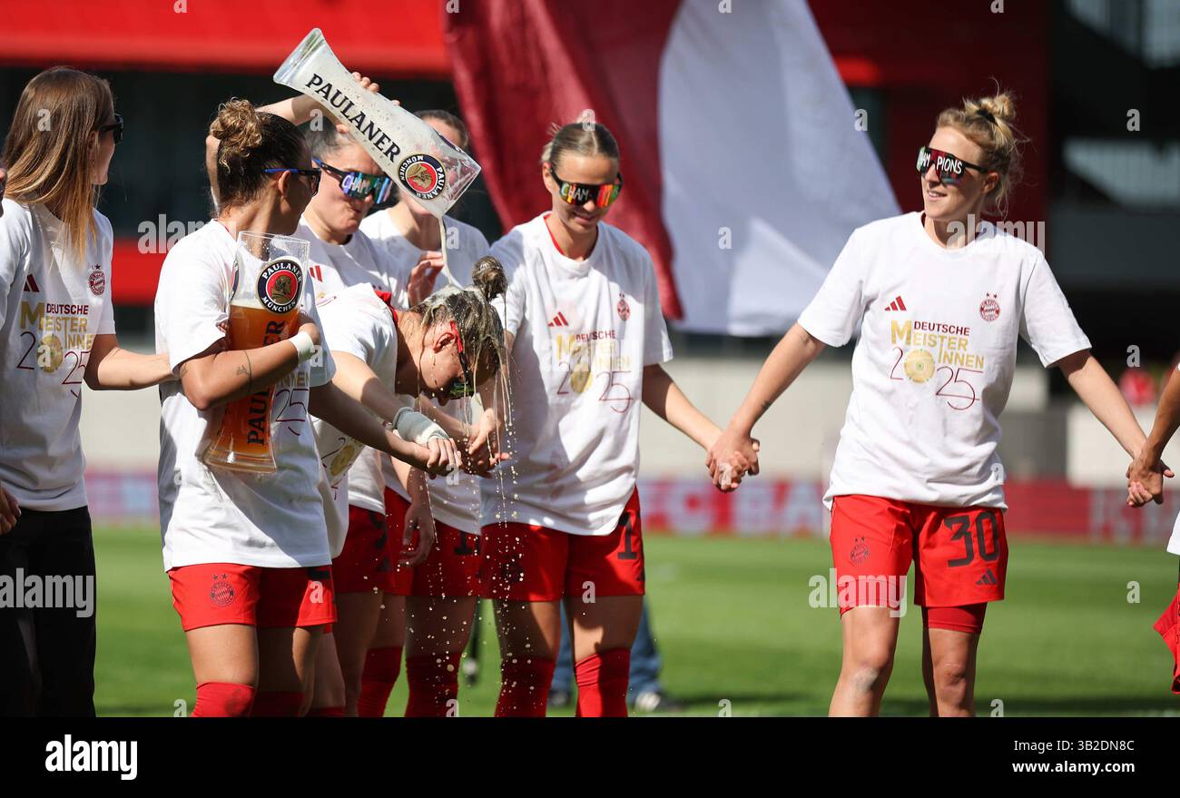 FC Bayern Frauen feiern mit Paulaner Bier Julia Zigiotti Olme del FC Bayern Muenchen unf Arianna Caruso del FC Bayern Muenchen FC Bayern MŸnchen - SC Freiburg 3:1 FC Bayern MŸnchen deutscher Fussball Meister 2024 2025 Fussball Frauen Google Pixel Bundesliga Saison 2024 / 2025 Campionato tedesco FC Bayern Muenchen Women © dieambilderwelt / Alambily Stock Foto Stock