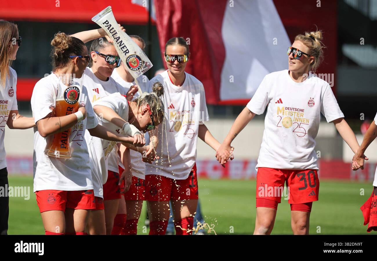 FC Bayern Frauen feiern mit Paulaner Bier Julia Zigiotti Olme del FC Bayern Muenchen unf Arianna Caruso del FC Bayern Muenchen FC Bayern MŸnchen - SC Freiburg 3:1 FC Bayern MŸnchen deutscher Fussball Meister 2024 2025 Fussball Frauen Google Pixel Bundesliga Saison 2024 / 2025 Campionato tedesco FC Bayern Muenchen Women © dieambilderwelt / Alambily Stock Foto Stock