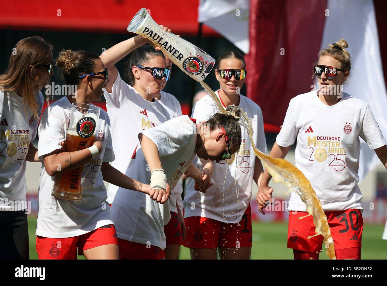 FC Bayern Frauen feiern mit Paulaner Bier Julia Zigiotti Olme del FC Bayern Muenchen unf Arianna Caruso del FC Bayern Muenchen FC Bayern MŸnchen - SC Freiburg 3:1 FC Bayern MŸnchen deutscher Fussball Meister 2024 2025 Fussball Frauen Google Pixel Bundesliga Saison 2024 / 2025 Campionato tedesco FC Bayern Muenchen Women © dieambilderwelt / Alambily Stock Foto Stock