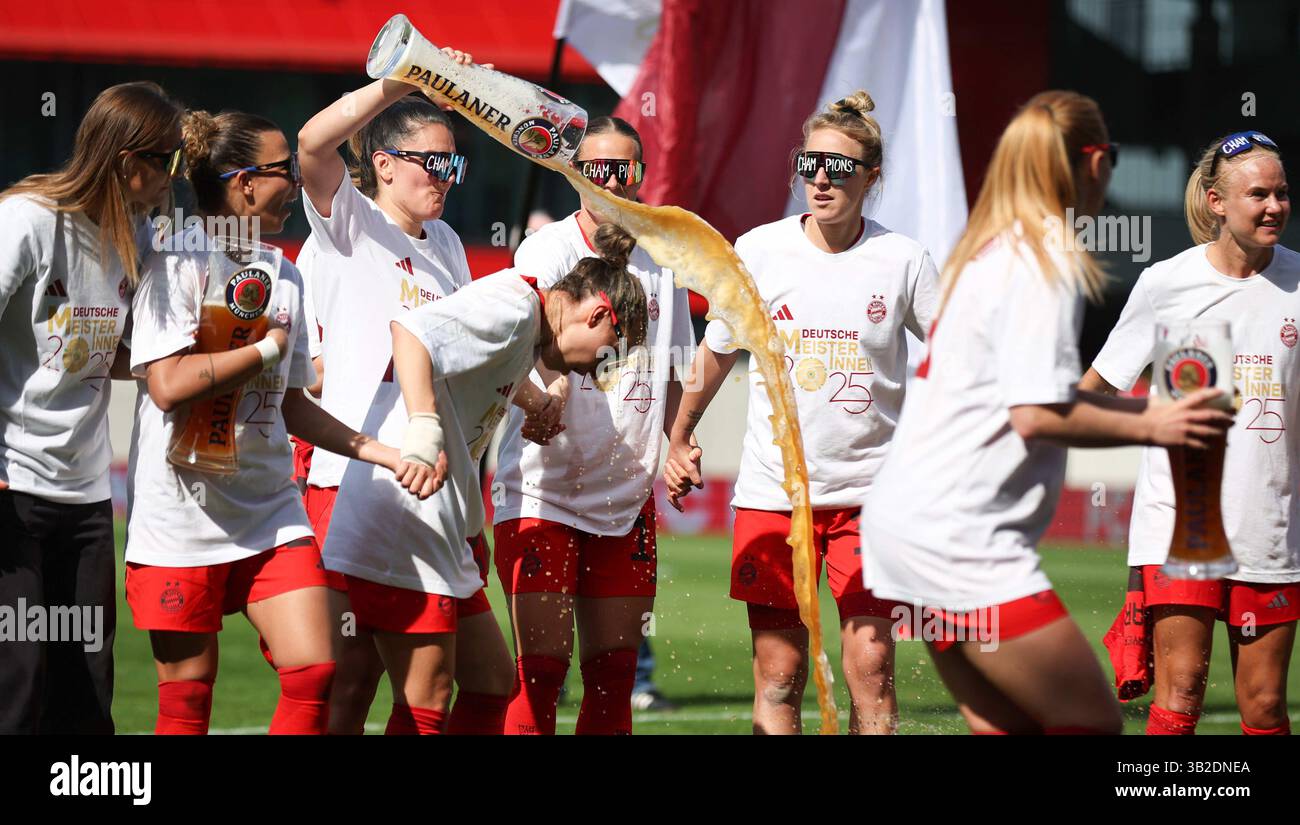 FC Bayern Frauen feiern mit Paulaner Bier Julia Zigiotti Olme del FC Bayern Muenchen unf Arianna Caruso del FC Bayern Muenchen FC Bayern MŸnchen - SC Freiburg 3:1 FC Bayern MŸnchen deutscher Fussball Meister 2024 2025 Fussball Frauen Google Pixel Bundesliga Saison 2024 / 2025 Campionato tedesco FC Bayern Muenchen Women © dieambilderwelt / Alambily Stock Foto Stock
