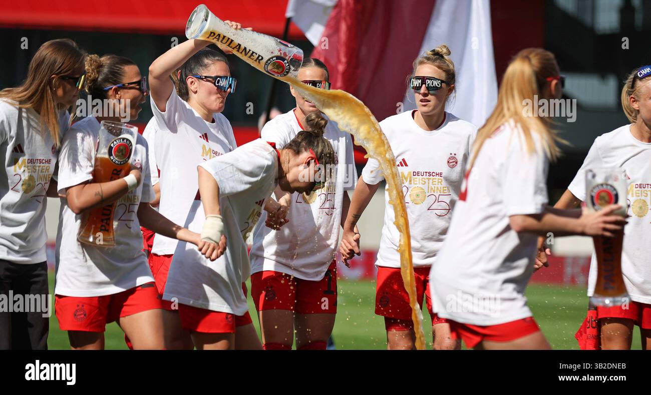 FC Bayern Frauen feiern mit Paulaner Bier Julia Zigiotti Olme del FC Bayern Muenchen unf Arianna Caruso del FC Bayern Muenchen FC Bayern MŸnchen - SC Freiburg 3:1 FC Bayern MŸnchen deutscher Fussball Meister 2024 2025 Fussball Frauen Google Pixel Bundesliga Saison 2024 / 2025 Campionato tedesco FC Bayern Muenchen Women © dieambilderwelt / Alambily Stock Foto Stock