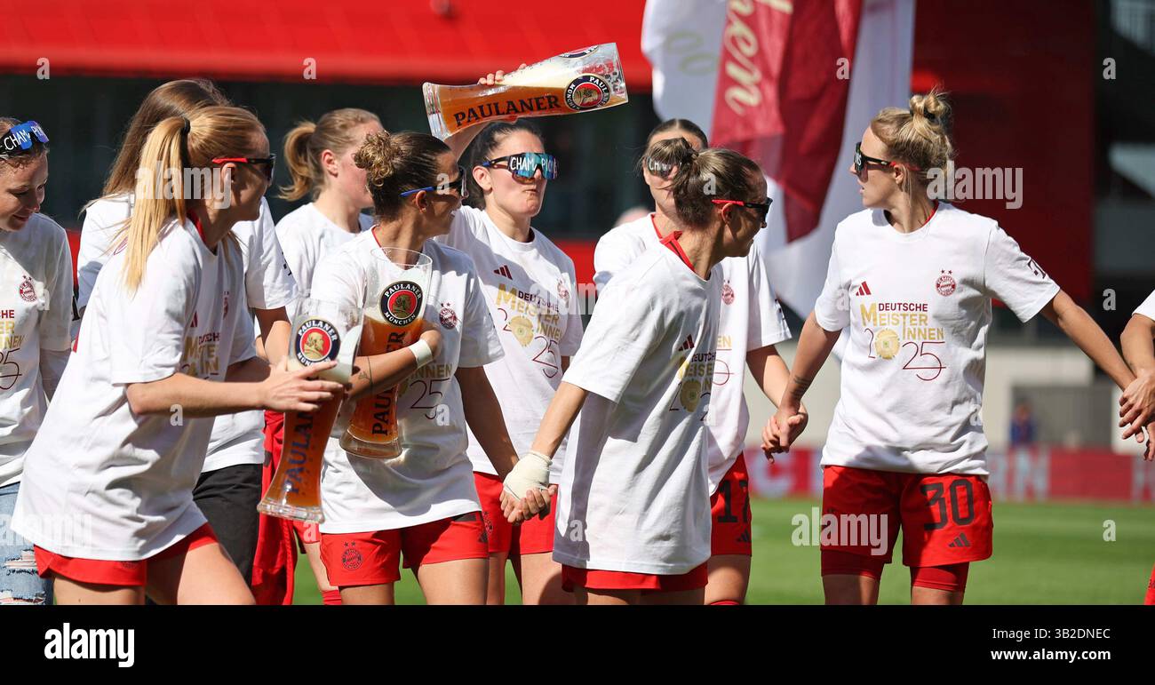 FC Bayern Frauen feiern mit Paulaner Bier FC Bayern MŸnchen - SC Freiburg 3:1 FC Bayern MŸnchen deutscher Fussball Meister 2024 2025 Fussball Frauen Google Pixel Bundesliga Saison 2024 / 2025 Campionato tedesco FC Bayern Muenchen Women © diebilderwelt / Alamy Stock Foto Stock