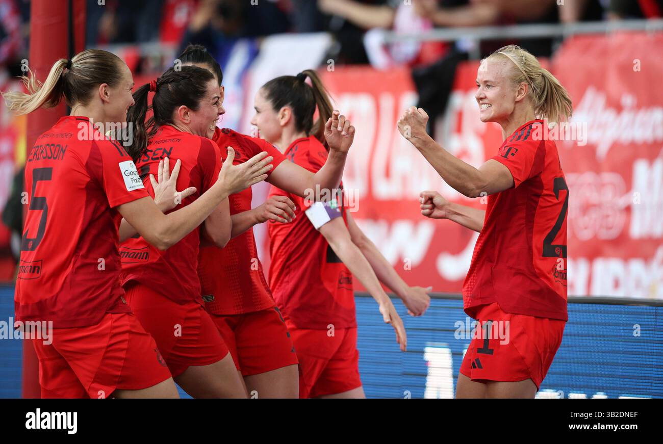 Pernille Harder del Bayern Muenchen jubelt Ÿber ihr Tor zum 2:1 Jovana Damnjanovic del Bayern Muenchen Tuva Hansen del Bayern Muenchen FC Bayern MŸnchen - SC Freiburg 3:1 FC Bayern MŸnchen deutscher Fussball Meister 2024 2025 Fussball Frauen Google Pixel Bundesliga Saison 2024 / 2025 Campionato tedesco FC Bayern Muenchen donne Bayern Muenchen © Aldiederwelt / Aldiewelt Foto Stock