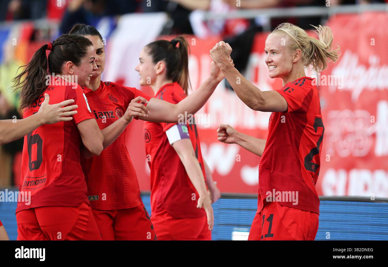 Pernille Harder del Bayern Muenchen jubelt Ÿber ihr Tor zum 2:1 Jovana Damnjanovic del Bayern Muenchen Tuva Hansen del Bayern Muenchen FC Bayern MŸnchen - SC Freiburg 3:1 FC Bayern MŸnchen deutscher Fussball Meister 2024 2025 Fussball Frauen Google Pixel Bundesliga Saison 2024 / 2025 Campionato tedesco FC Bayern Muenchen donne Bayern Muenchen © Aldiederwelt / Aldiewelt Foto Stock