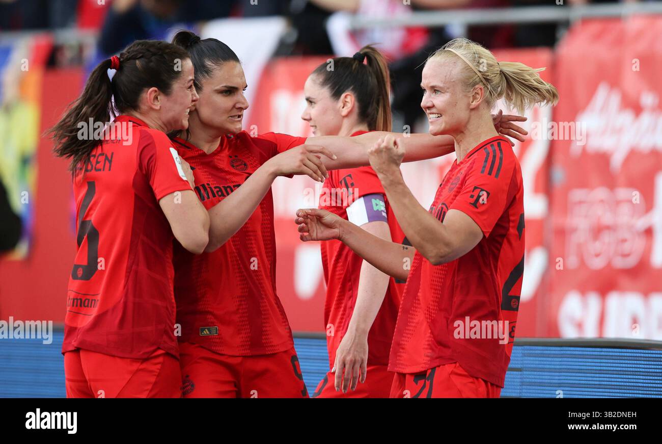 Pernille Harder del Bayern Muenchen jubelt Ÿber ihr Tor zum 2:1 Jovana Damnjanovic del Bayern Muenchen Tuva Hansen del Bayern Muenchen FC Bayern MŸnchen - SC Freiburg 3:1 FC Bayern MŸnchen deutscher Fussball Meister 2024 2025 Fussball Frauen Google Pixel Bundesliga Saison 2024 / 2025 Campionato tedesco FC Bayern Muenchen donne Bayern Muenchen © Aldiederwelt / Aldiewelt Foto Stock