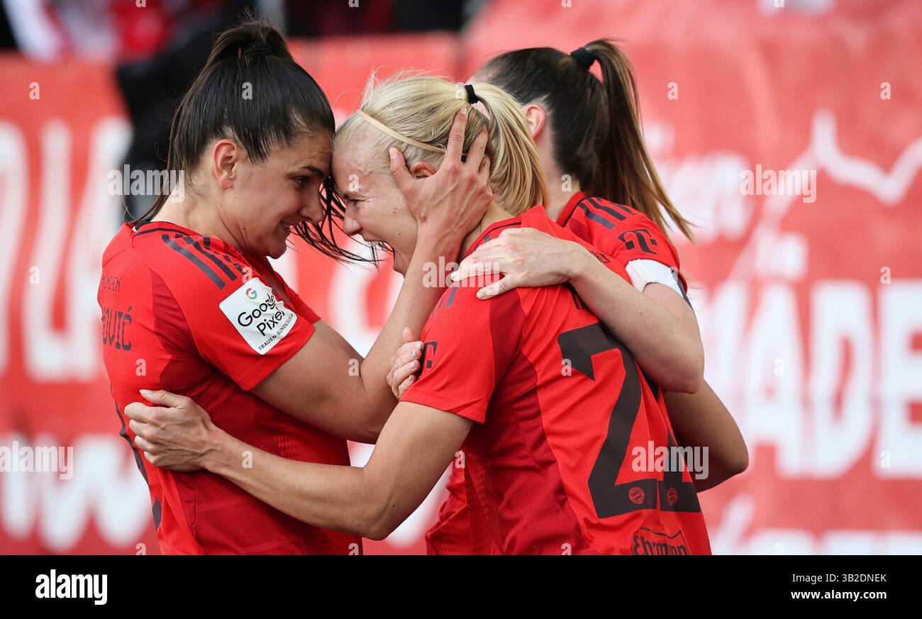 Pernille Harder del Bayern Muenchen jubelt Ÿber ihr Tor zum 2:1 Jovana Damnjanovic del Bayern Muenchen FC Bayern MŸnchen - SC Freiburg 3:1 FC Bayern MŸnchen deutscher Fussball Meister 2024 2025 Fussball Frauen Google Pixel Bundesliga Saison 2024 / 2025 Campionato tedesco FC Bayern Muenchen Women © diebilderwelt / Alamy Stock Foto Stock