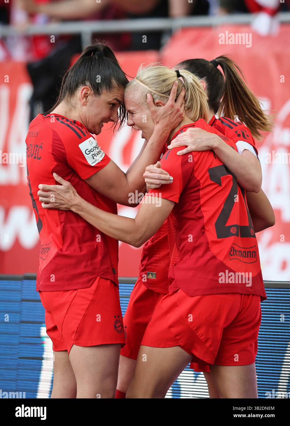 Pernille Harder del Bayern Muenchen jubelt Ÿber ihr Tor zum 2:1 Jovana Damnjanovic del Bayern Muenchen FC Bayern MŸnchen - SC Freiburg 3:1 FC Bayern MŸnchen deutscher Fussball Meister 2024 2025 Fussball Frauen Google Pixel Bundesliga Saison 2024 / 2025 Campionato tedesco FC Bayern Muenchen Women © diebilderwelt / Alamy Stock Foto Stock