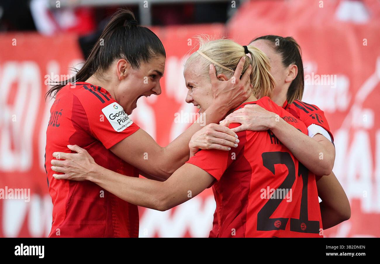 Pernille Harder del Bayern Muenchen jubelt Ÿber ihr Tor zum 2:1 Jovana Damnjanovic del Bayern Muenchen FC Bayern MŸnchen - SC Freiburg 3:1 FC Bayern MŸnchen deutscher Fussball Meister 2024 2025 Fussball Frauen Google Pixel Bundesliga Saison 2024 / 2025 Campionato tedesco FC Bayern Muenchen Women © diebilderwelt / Alamy Stock Foto Stock