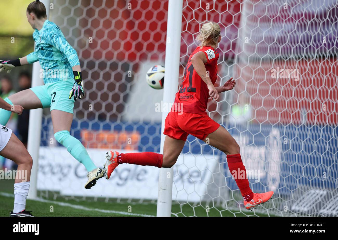 Pernille Harder del Bayern Muenchen schiesst das Tor Treffer zum 2:1 FC Bayern MŸnchen - SC Freiburg 3:1 FC Bayern MŸnchen deutscher Fussball Meister 2024 2025 Fussball Frauen Google Pixel Bundesliga Saison 2024 / 2025 Campionato tedesco FC Bayern Muenchen donne © diebilderwelt / Alamy Stock Foto Stock