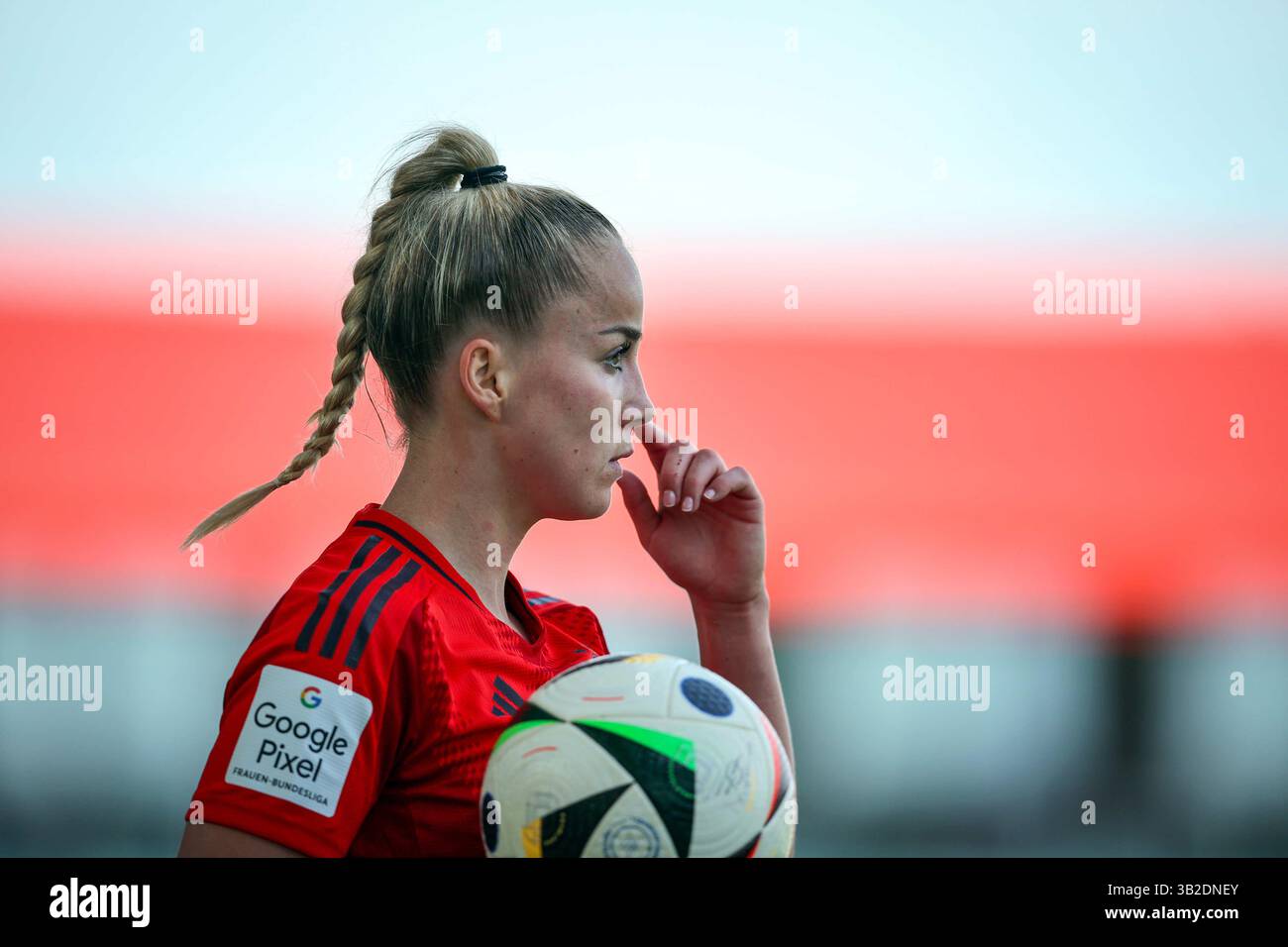 Giulia Gwinn del Bayern Muenchen FC Bayern MŸnchen - SC Freiburg 3:1 FC Bayern MŸnchen deutscher Fussball Meister 2024 2025 Fussball Frauen Google Pixel Bundesliga Saison 2024 / 2025 Campionato tedesco FC Bayern Muenchen donne © diebilderwelt / Alamy Stock Foto Stock