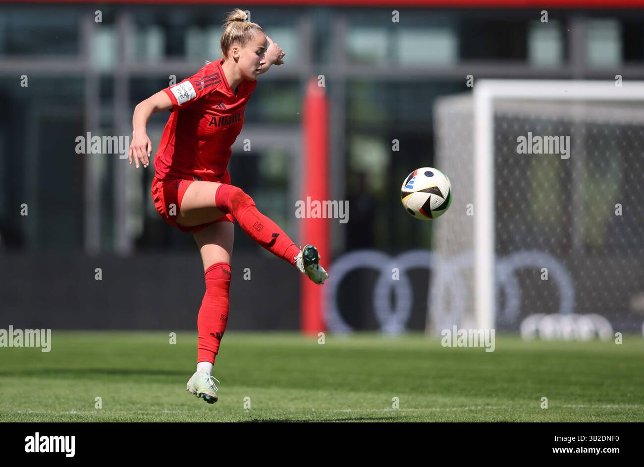 Giulia Gwinn del Bayern Muenchen FC Bayern MŸnchen - SC Freiburg 3:1 FC Bayern MŸnchen deutscher Fussball Meister 2024 2025 Fussball Frauen Google Pixel Bundesliga Saison 2024 / 2025 Campionato tedesco FC Bayern Muenchen donne © diebilderwelt / Alamy Stock Foto Stock