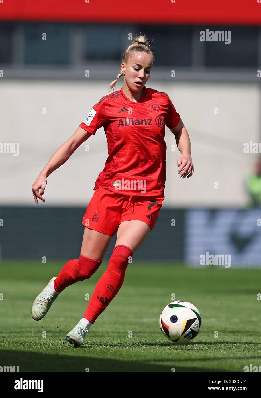 Giulia Gwinn del Bayern Muenchen FC Bayern MŸnchen - SC Freiburg 3:1 FC Bayern MŸnchen deutscher Fussball Meister 2024 2025 Fussball Frauen Google Pixel Bundesliga Saison 2024 / 2025 Campionato tedesco FC Bayern Muenchen donne © diebilderwelt / Alamy Stock Foto Stock