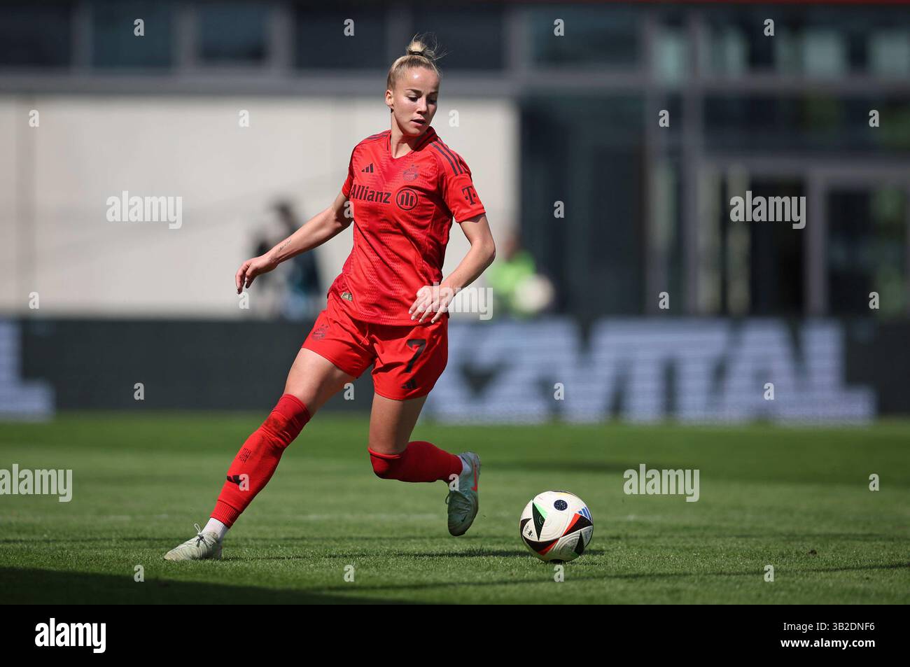 Giulia Gwinn del Bayern Muenchen FC Bayern MŸnchen - SC Freiburg 3:1 FC Bayern MŸnchen deutscher Fussball Meister 2024 2025 Fussball Frauen Google Pixel Bundesliga Saison 2024 / 2025 Campionato tedesco FC Bayern Muenchen donne © diebilderwelt / Alamy Stock Foto Stock