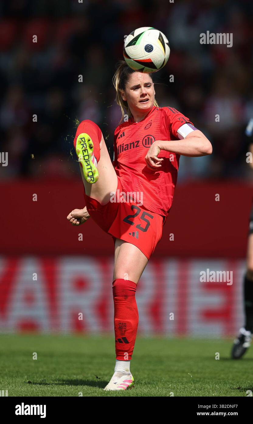 Sarah Zadrazil del Bayern Muenchen FC Bayern MŸnchen - SC Freiburg 3:1 FC Bayern MŸnchen deutscher Fussball Meister 2024 2025 Fussball Frauen Google Pixel Bundesliga Saison 2024 / 2025 Campionato tedesco FC Bayern Muenchen donne © diebilderwelt / Alamy Stock Foto Stock