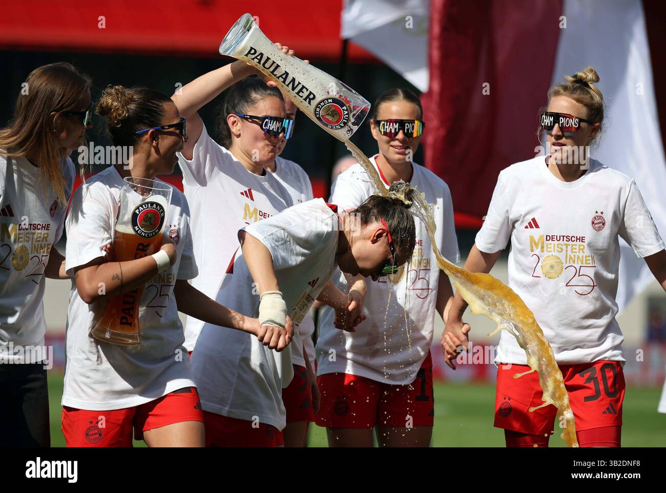 FC Bayern MŸnchen - SC Freiburg 3:1 FC Bayern MŸnchen deutscher Fussball Meister 2024 2025 Fussball Frauen Google Pixel Bundesliga Saison 2024 / 2025 Campionato tedesco FC Bayern Muenchen donne © diebilderwelt / Alamy Stock Foto Stock