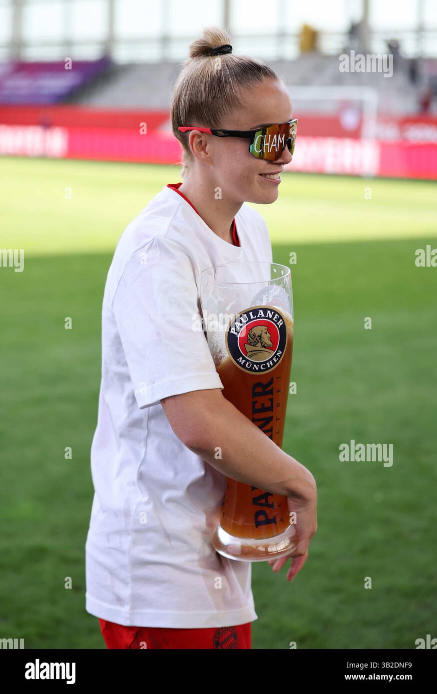 Giulia Gwinn di FC Bayern Muenchen mit Paulaner Bier FC Bayern MŸnchen - SC Freiburg 3:1 FC Bayern MŸnchen deutscher Fussball Meister 2024 2025 Fussball Frauen Google Pixel Bundesliga Saison 2024 / 2025 Campionato tedesco FC Bayern Muenchen Women © diebilderwelt / Alamy Stock Foto Stock
