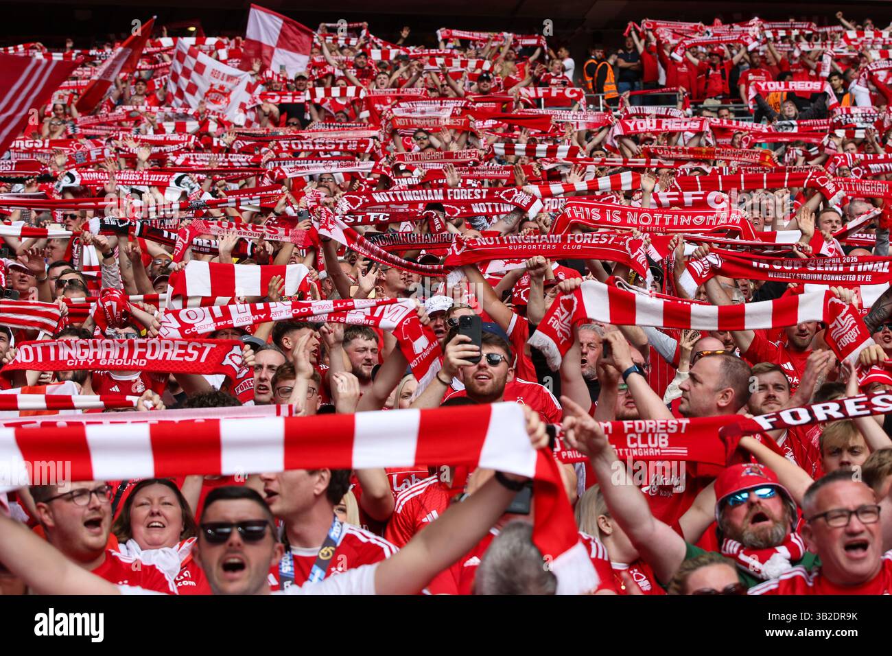 LONDRA, Regno Unito - 27 aprile 2025: Tifosi del Nottingham Forest durante la semifinale della Emirates fa Cup tra il Nottingham Forest FC e il Manchester City FC al Wembley Stadium (credito: Craig Mercer/ Alamy Live News) Foto Stock