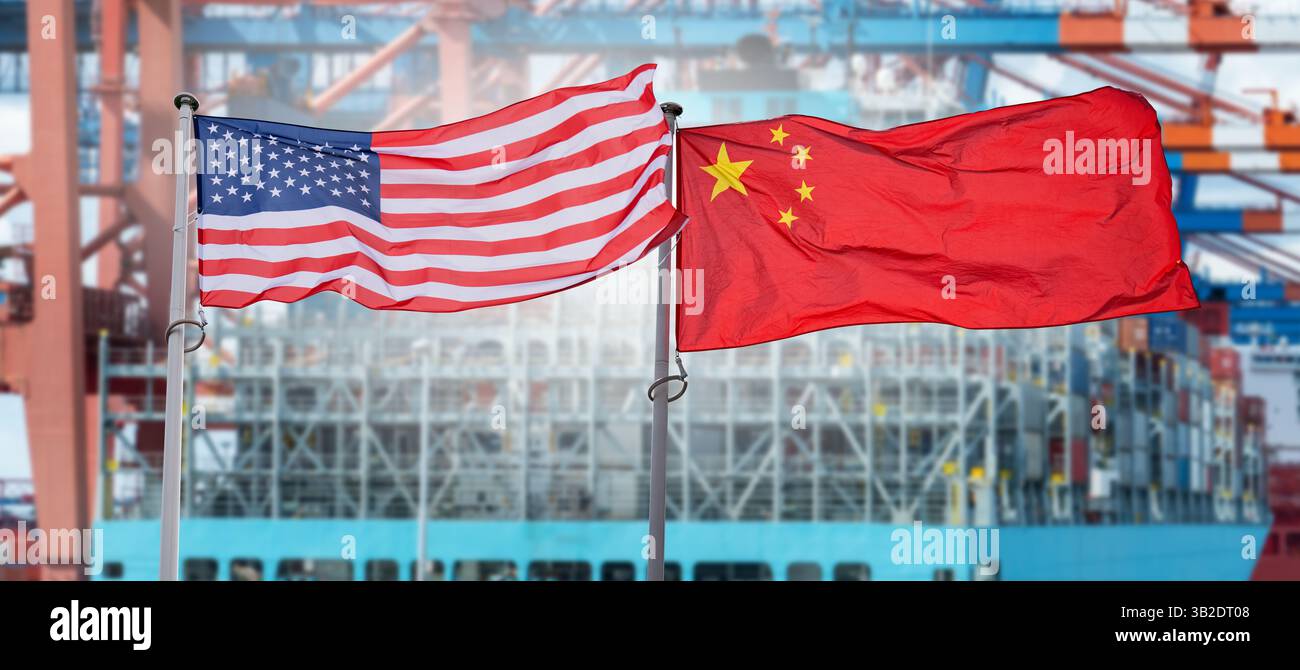 Bandiere americane e cinesi sullo sfondo della nave con container. Simbolo di guerra commerciale. Foto Stock
