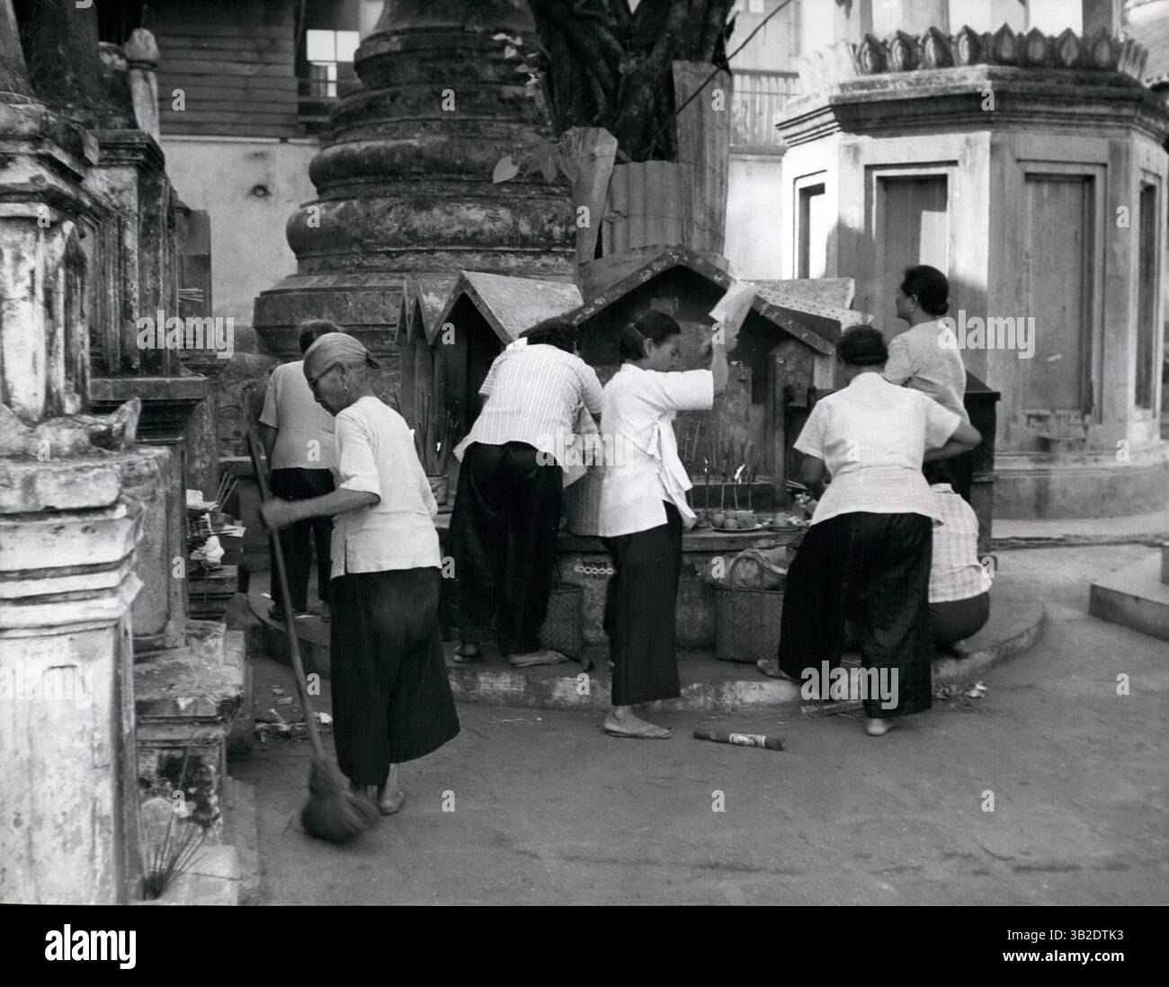 02 marzo 2012 - fortuna - e siamese: Dove trascurare è sfortuna. Le signore di Bangkok bruciano carta d'oro e d'argento e imitazioni di denaro, in modo che i parenti deceduti abbiano una ricchezza sufficiente da utilizzare mentre sono in paradiso. Le carte sono bruciate in forni appositamente dedicati a questo scopo. I siamesi hanno una costante ricerca della fortuna: Gli affascinanti tailandesi sono grandi credenti nel fascino. Sebbene il buddismo sia la religione nazionale della Thailandia, presenta molte caratteristiche uniche che lo distinguono dal buddismo in altri paesi. Stranamente, la maggior parte delle usanze e delle cerimonie ad esso associate lo sono Foto Stock