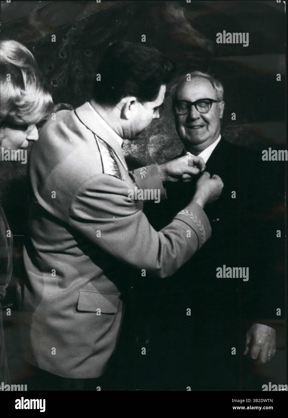 22 marzo 2012 - gen. Cosmonauta sovietica. Georgy Bergovoy è in Italia per partecipare a una visita di buona volontà di amicizia URSS italiana, è stato ricevuto dal presidente italiano Giuseppe Saragat e lo ha decorato di un distintivo dei cosmonauti sovietici. (Immagine di credito: © Keystone Pictures USA/ZUMAPRESS.com) Foto Stock