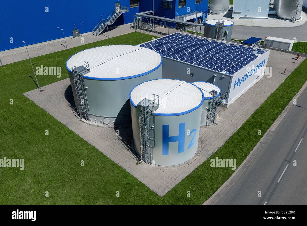 Vista aerea della fabbrica di idrogeno verde con magazzini. Produzione di idrogeno da fonti energetiche rinnovabili Foto Stock