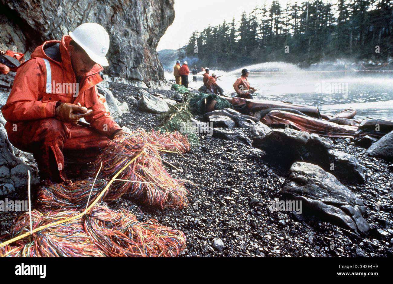 28 marzo 1989 - Prince William Sound, AK, Stati Uniti d'America - Un guardiano della costa controlla la rete di recupero del petrolio mentre altre rocce e coste si immergono con petrolio greggio versato dalla Exxon Valdez dopo essersi arenato sulla Bligh Reef nel Prince William Sound versando almeno 11 milioni di galloni di petrolio greggio nelle acque incontaminate il 28 marzo 1989 nel Prince William Sound, Alaska. (Immagine di credito: © US Coast Guard/Planet Pix tramite ZUMA Wire) Foto Stock 28 marzo 1989 - Prince William Sound, AK, Stati Uniti d'America - Un guardiano della costa controlla la rete di recupero del petrolio mentre altre rocce e coste si immergono con petrolio greggio versato dalla Exxon Valdez dopo essersi arenato sulla Bligh Reef nel Prince William Sound versando almeno 11 milioni di galloni di petrolio greggio nelle acque incontaminate il 28 marzo 1989 nel Prince William Sound, Alaska. (Immagine di credito: © US Coast Guard/Planet Pix tramite ZUMA Wire) Foto Stock